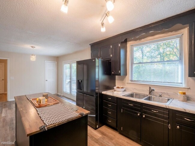 Building Photo - 4 br, 2 bath House - 3028 Creekwood Dr