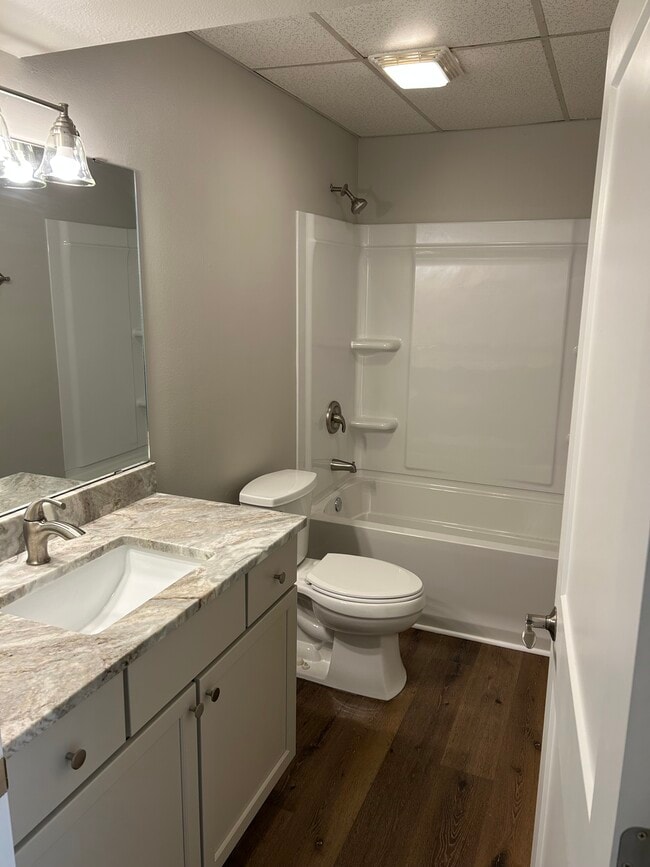 Bath 2 - 405 Turtle Creek Dr