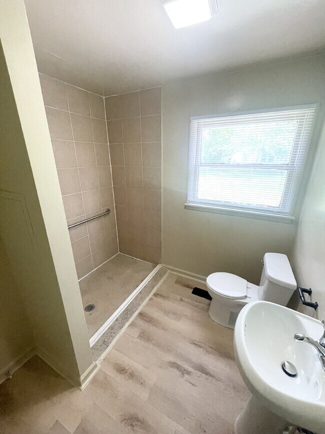 Building Photo - Near Eastside 3BR House ready to LEASE!