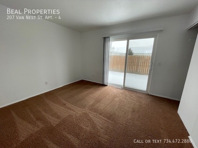 Building Photo - 207 Van Nest St