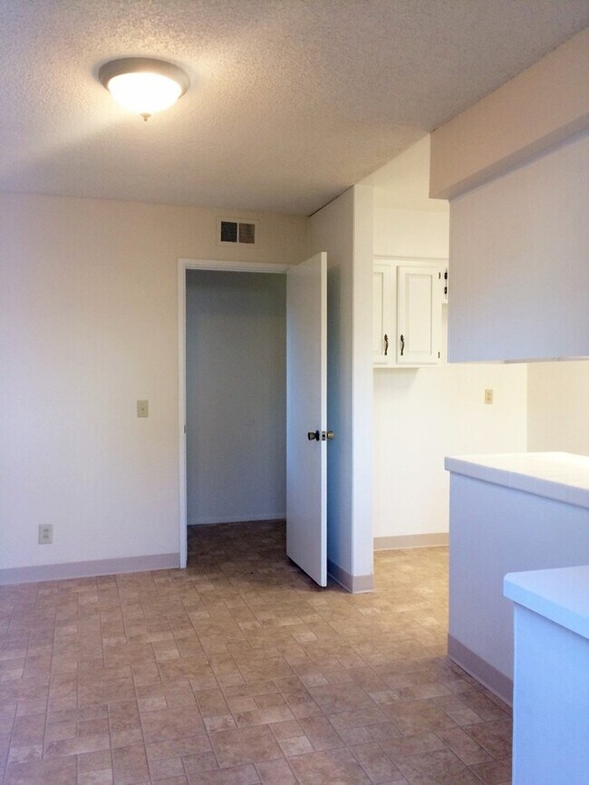 Building Photo - 711 San Ramon Dr