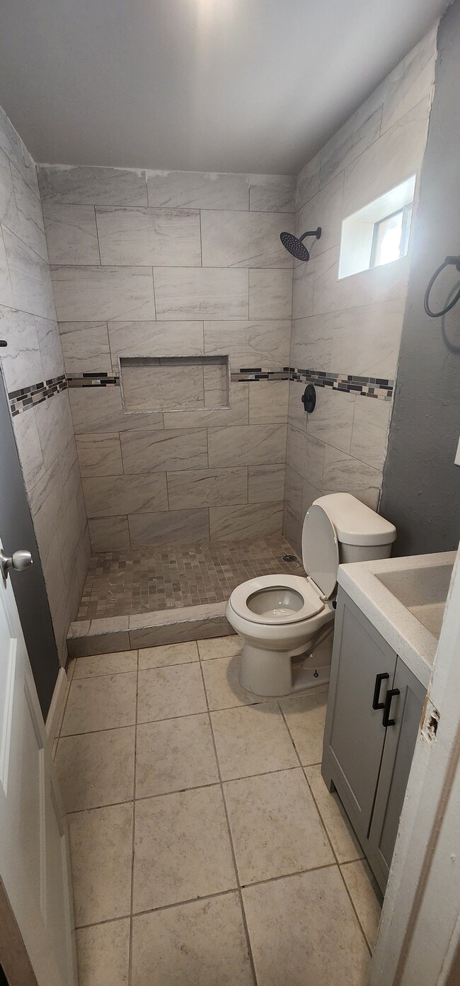 Foto del edificio - 1328 Andrews St