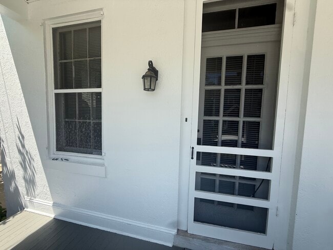 Building Photo - 115 E Oakland Ave