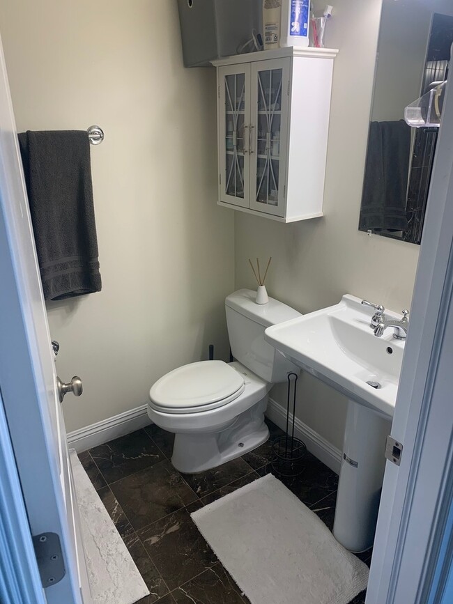 Building Photo - 1713 N Sheffield Ave