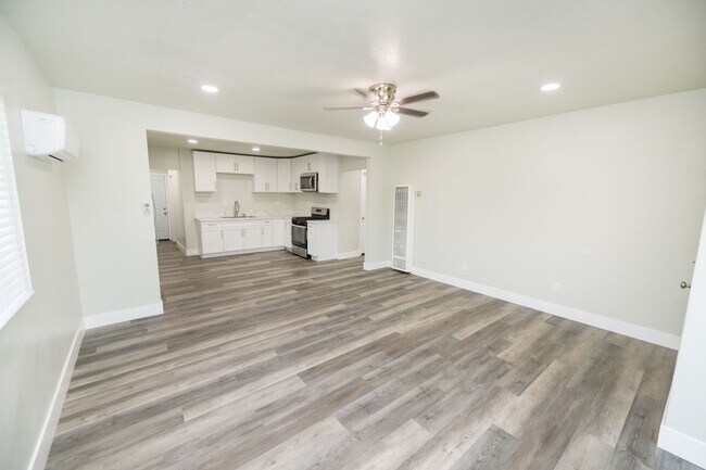 Building Photo - Duplex Washington