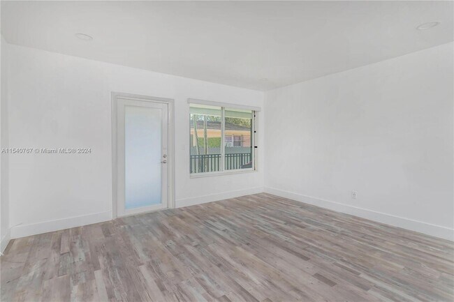 Foto del edificio - 181 NE 168th St # 2
