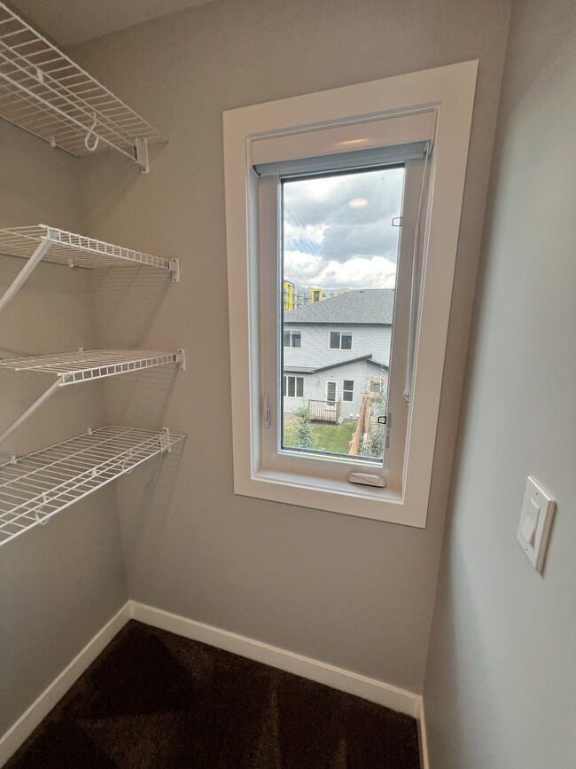 Photo du bâtiment - 1729 Keene Cres SW