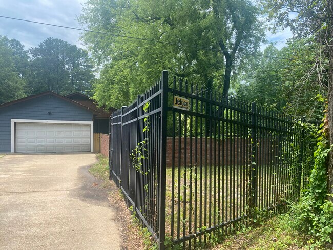 Building Photo - 4561 Meadowhill Dr