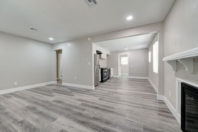 Building Photo - Freshly Renovated Gem in the Heart of Midw...