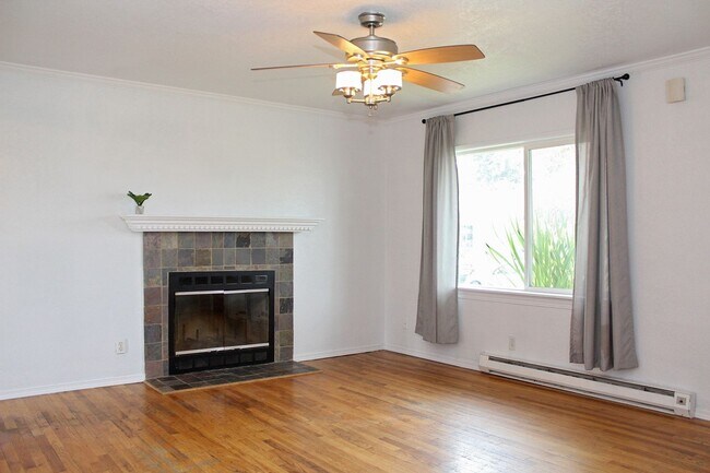 Building Photo - Super Cute 3 Bedroom House in Cully with Great Updates