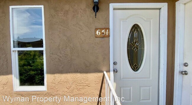 Building Photo - 651-657 S Freeway Dr