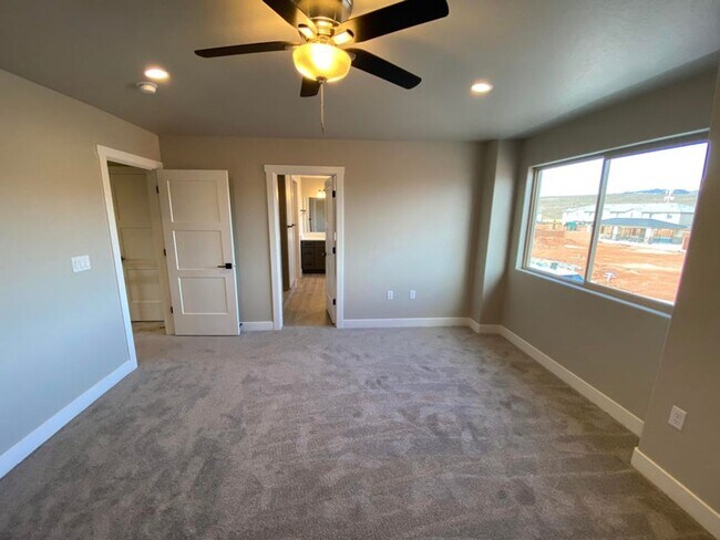 Foto del edificio - Beautifully Designed 3 Bedroom Townhome Ne...