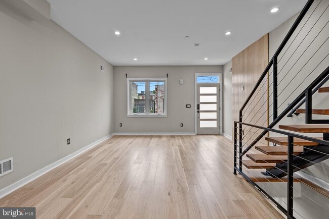 Building Photo - 2066 E Boston St