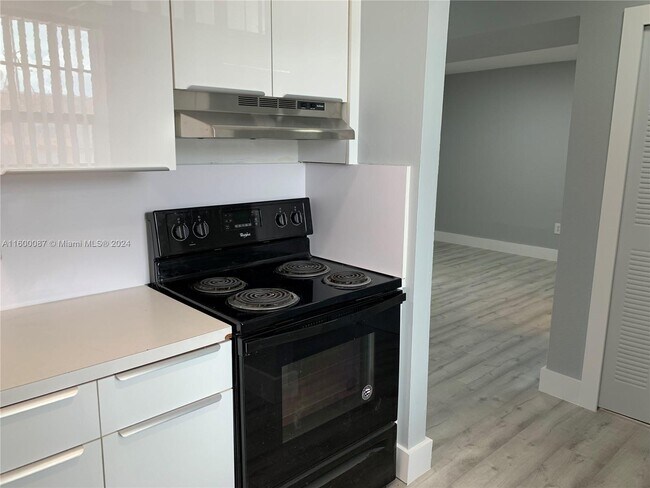 Foto del edificio - 301 NW 177th St