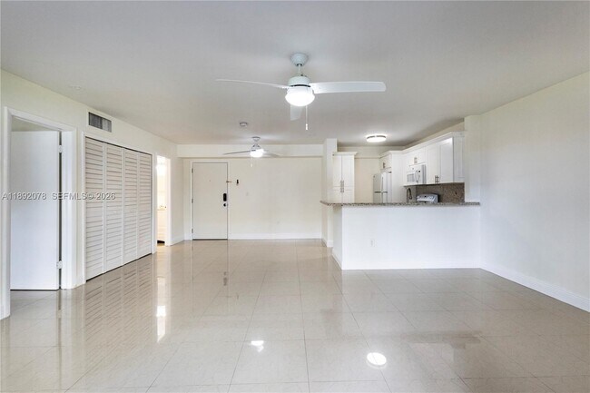 Foto del edificio - 8305 SW 72nd Ave