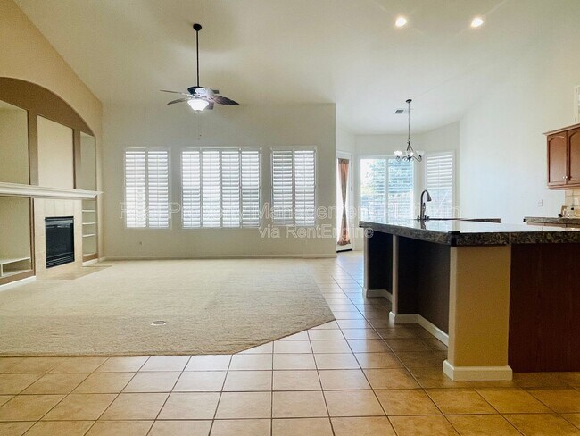 Foto del edificio - 2450 Magill Ave