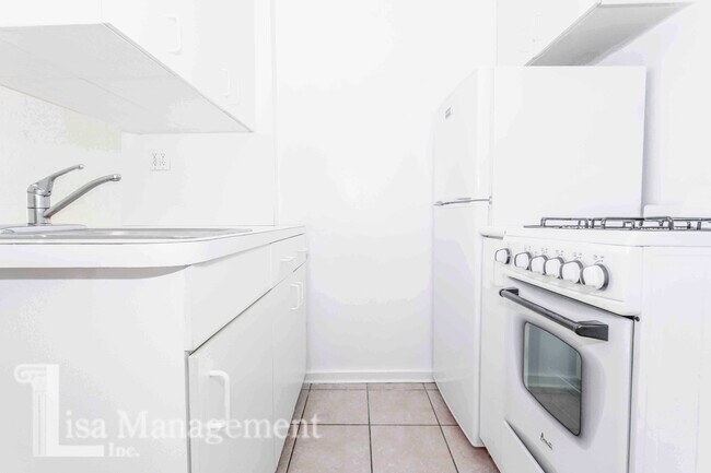 Building Photo - 321 E 69th St