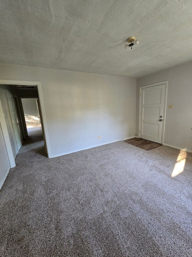 Building Photo - 2 bedroom 1 bathroom