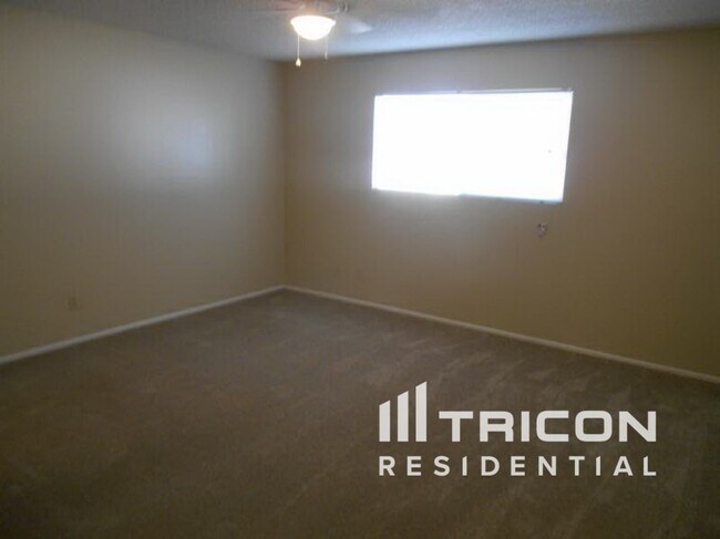 Building Photo - 712 W Gary Dr
