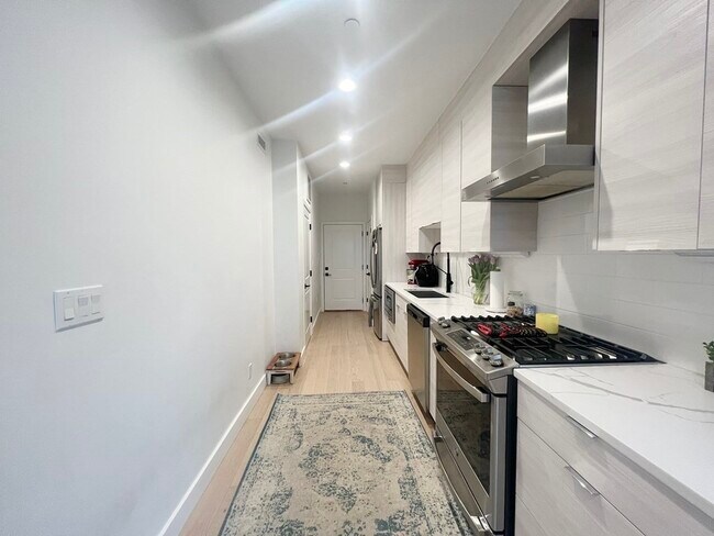 Building Photo - 360 Meridian St
