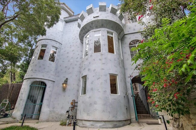 Building Photo - 8527 Wonderland Ave