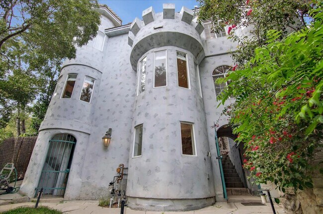 Foto del edificio - 8527 Wonderland Ave