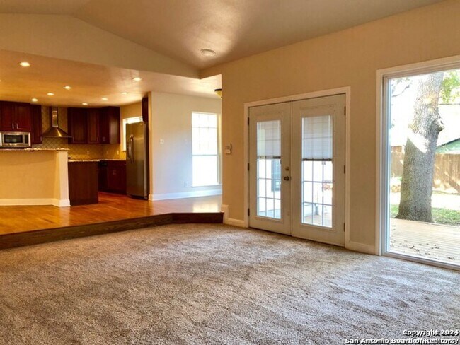 Building Photo - 3 Bedroom/3 Bath Alamo Heights Subdivision