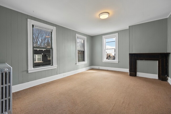 Building Photo - 904 Main St