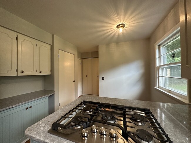 Building Photo - Large, ranch home for rent! 3BR / 1.5 Ba! ...