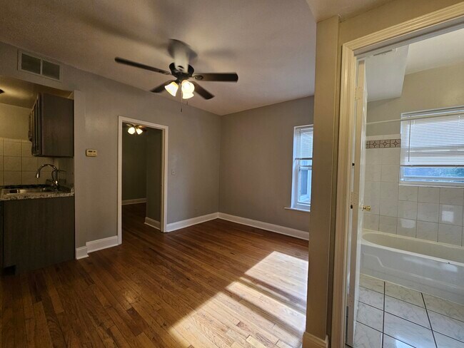 Foto del edificio - 4837 N Kimball Ave