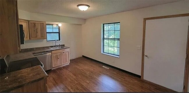 Building Photo - 807 N Clark Ave