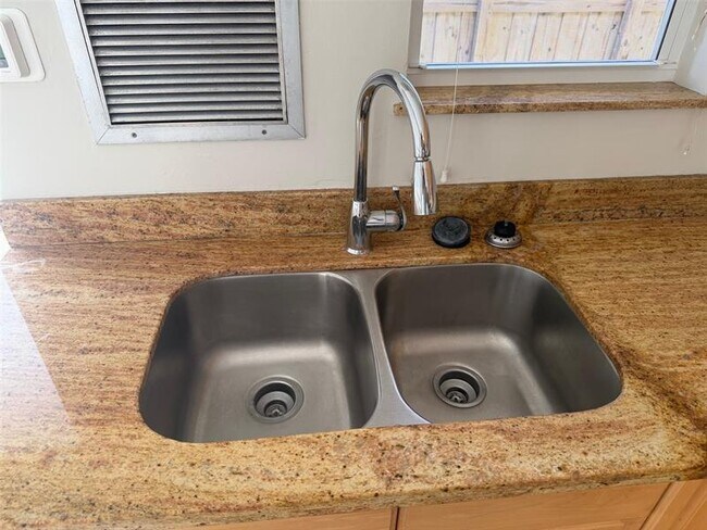 Foto del edificio - 2051 NE 56th St