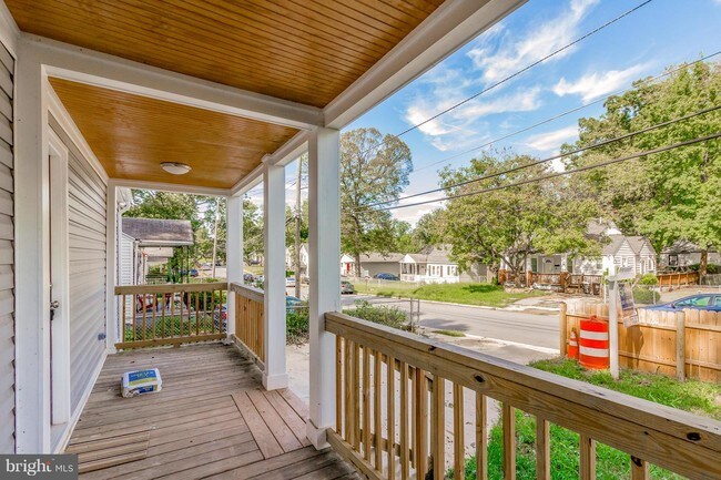 Building Photo - 400 70th Pl