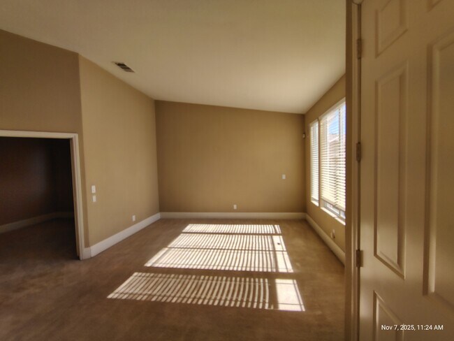 Foto del edificio - 9160 Valley Spring Ct