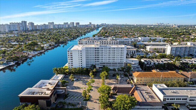 Foto del edificio - 3100 NE 49th St