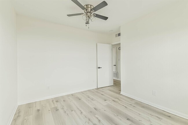 Foto del edificio - 5922 Fairdale Ln