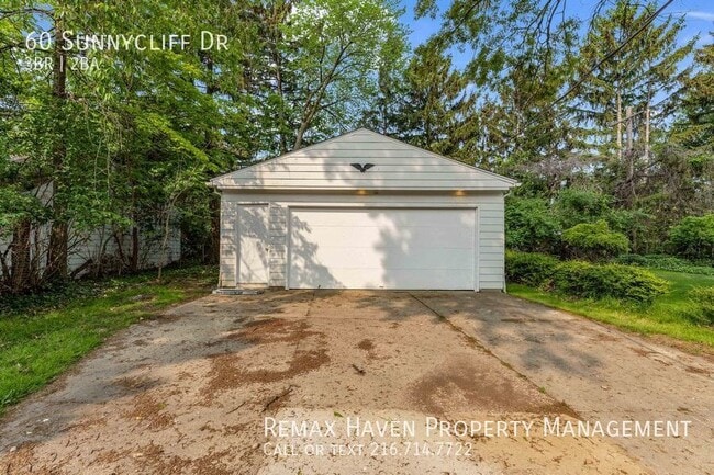 Building Photo - 60 Sunnycliff Dr , Euclid-  Stunning 3 bed...