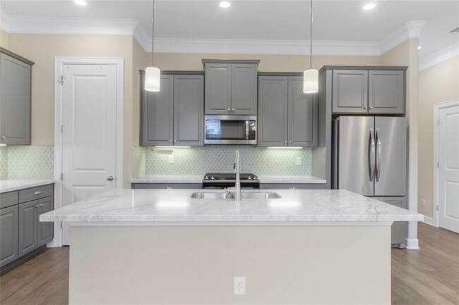 Building Photo - 811 Shallow Hollow Dr