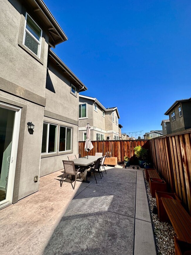 Building Photo - 3 br, 2.5 bath House - 2318 Spitfire Way