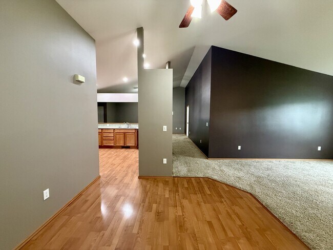 Foto del edificio - 351 Springfield Dr
