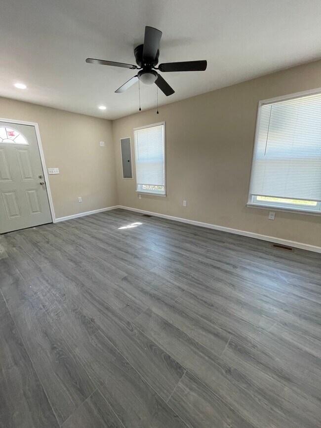 Foto del edificio - Newly Renovated 2 Bedroom House in McMinnv...
