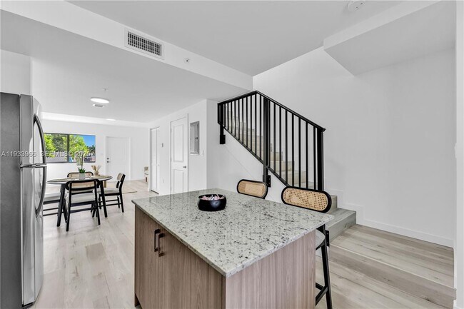 Foto del edificio - 155 NW 160th St