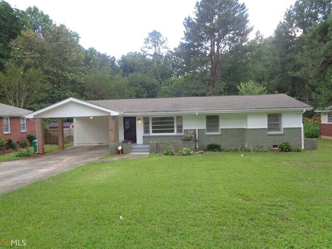 Building Photo - 2217 Pinewood Dr