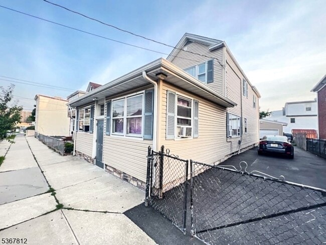 Building Photo - 27 Honiss St