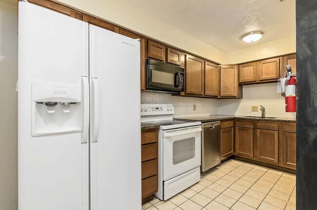 Building Photo - 65 E 18th Ave