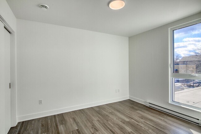 Building Photo - 9675 Av. Papineau