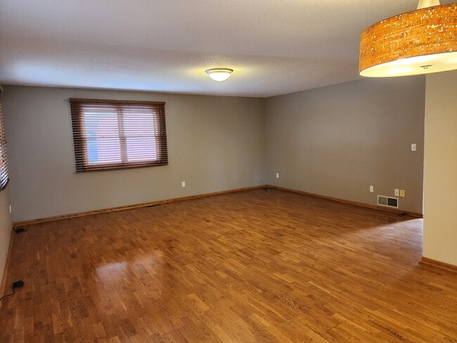 Building Photo - 3131 Dubuque St NE