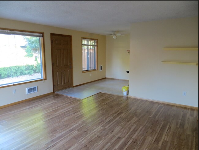 Front Room 1 - 3527 SE Wake St