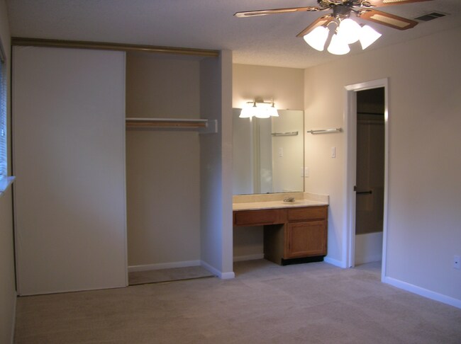 Building Photo - 7 Blue Fox Ct
