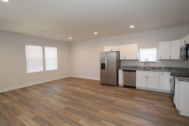 Foto del edificio - 3 Bedroom Downstairs Unit Near Eastside Duplex!
